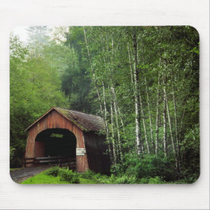 USA, Oregon. Gedeckte Brücke über North Fork Mousepad