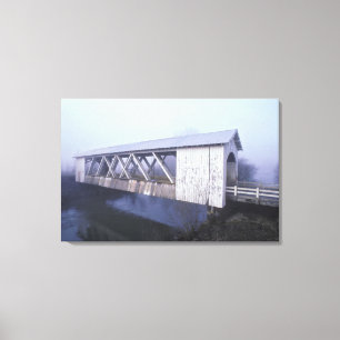 USA, Oregon. Gilkey gedeckte Brücke überspannt Leinwanddruck