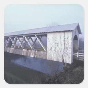 USA, Oregon. Gilkey gedeckte Brücke überspannt Quadratischer Aufkleber