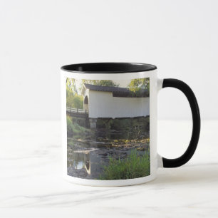 USA, Oregon. Harris gedeckte Brücke über Marys Tasse