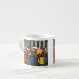 USA, Oregon, Portland. Antikes Emaille-Geschirr Espressotasse
