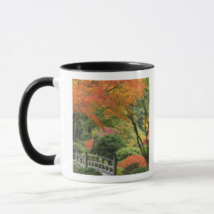 USA, Oregon, Portland. Holzbrücke und Ahorn Tasse