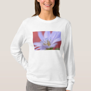 USA, Oregon, Portland. Nahaufnahme von wilder Chic T-Shirt