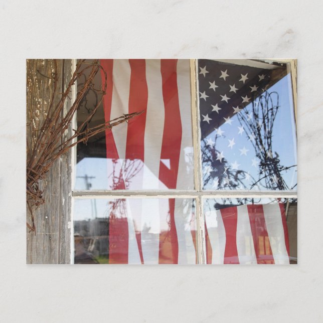 USA, Oregon, Shaniko. Flag im Fenster neben Postkarte (Vorderseite)