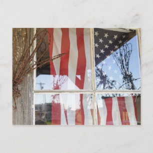 USA, Oregon, Shaniko. Flag im Fenster neben Postkarte