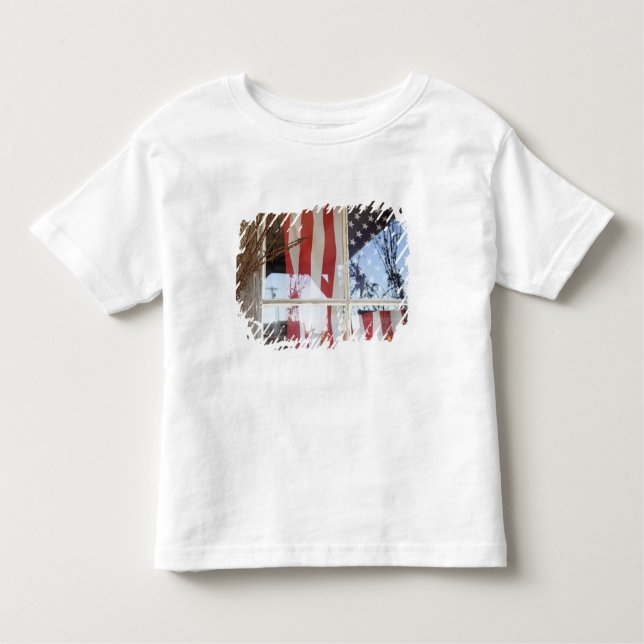 USA, Oregon, Shaniko. Flagge im Fenster nahe bei Kleinkind T-shirt (Vorderseite)