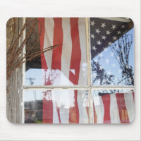 USA, Oregon, Shaniko. Flagge im Fenster nahe bei