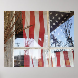 USA, Oregon, Shaniko. Flagge im Fenster nahe bei Poster