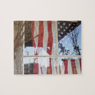 USA, Oregon, Shaniko. Flagge im Fenster nahe bei Puzzle