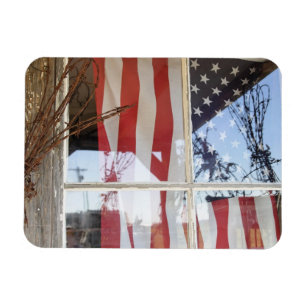 USA, Oregon, Shaniko. Flagge im Fenster neben Magnet