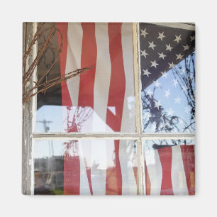 USA, Oregon, Shaniko. Flagge im Fenster neben Magnet