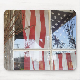 USA, Oregon, Shaniko. Flagge im Fenster neben Mousepad
