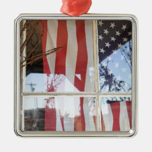 USA, Oregon, Shaniko. Flagge im Fenster neben Ornament Aus Metall