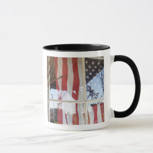 USA, Oregon, Shaniko. Flagge im Fenster neben Tasse