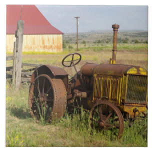 USA, Oregon, Shaniko. Rostiger Vintage-Traktor in Fliese