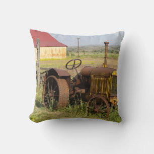 USA, Oregon, Shaniko. Rostiger Vintage-Traktor in Kissen