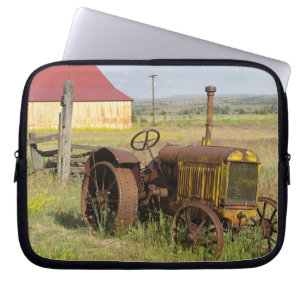 USA, Oregon, Shaniko. Rostiger Vintage-Traktor in Laptopschutzhülle