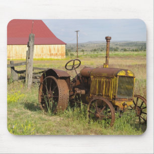 USA, Oregon, Shaniko. Rostiger Vintage-Traktor in Mousepad
