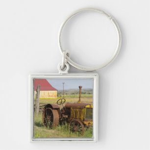 USA, Oregon, Shaniko. Rostiger Vintage-Traktor in Schlüsselanhänger