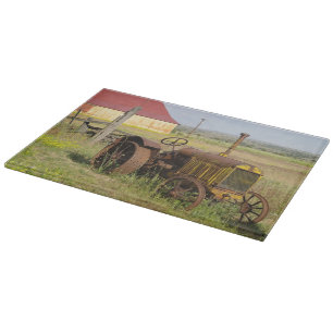USA, Oregon, Shaniko. Rostiger Vintage-Traktor in Schneidebrett