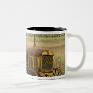 USA, Oregon, Shaniko. Rostiger Vintage-Traktor in Zweifarbige Tasse