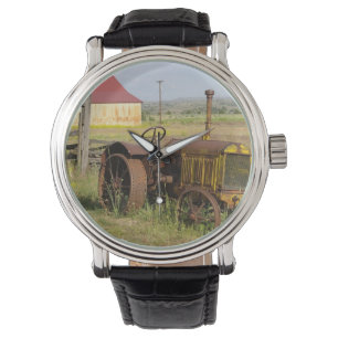 USA, Oregon, Shaniko. Rostiger Vintager Traktor Armbanduhr