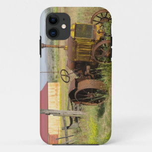 USA, Oregon, Shaniko. Rostiger Vintager Traktor iPhone 11 Hülle