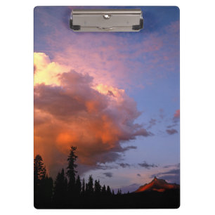 USA, Oregon, Umpqua National Forest. Sturm 2 Klemmbrett