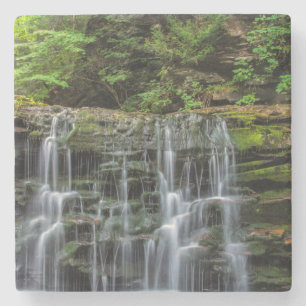 USA, Pennsylvania, Benton. Wasserfall in Ricketten Steinuntersetzer