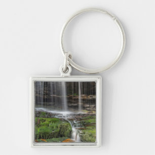 USA, Pennsylvania, Benton. Zarter Wasserfall Schlüsselanhänger