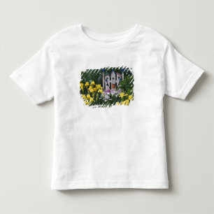 USA, Pennsylvania. Garten-Schwertlilien wachsen um Kleinkind T-shirt