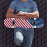 USA Red Blue White Stars Streifen Flag Mit Monogra Skateboard<br><div class="desc">Die alle Amerikaner, US Flagge, Old Glory, Star-Spangled Banner, USA Fahne, rot blau weiß, Brauch, personalisierte, schöne elegante Imitate Gold Drehbuch / Typografie, Name / Monogramm / Initialen, Qualität harte Rock-Ahorn Wettbewerb geformt Skateboard Deck, um Ihren Stolz, Patriotismus, Liebe zu zeigen. Machen Sie ein großartiges patriotisches Geschenk für Geburtstag, Vatertag,...</div>
