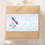 USA Snowman Christmas Shipping Label<br><div class="desc">Niedlicher kleiner Schneemann und amerikanische Fahne in einem Gefolge von Schneeflocken an einem Feiertag USA Weihnachten A7 Umschlag. Wird ein Lächeln ins Herz bringen und lieben Erinnerungen für unsere Wehrdienst Männer und Frauen. Eine perfekte Passage für Ihre Ferienkarten und Briefe Personalisieren, indem Sie Ihre Rücksendeadresse in Vorlage zur Verfügung gestellt....</div>