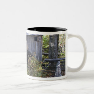 USA - Tennessee. Kabelmühle im Gebiet Cades Cove Zweifarbige Tasse