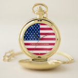 USA USA Flaggen Mit Monogramm Gold Taschenuhr<br><div class="desc">Erstellen Sie Ihre eigenen individuellen, personalisierten, Name Monogram / Initialen, patriotisch, alle amerikanischen, US Flagge, Old Glory, Star Spangled Banner, USA Fahne, einzigartig moderne stilvolle elegante Imitat und Gold Design Dreiecke, mit Monogramm, klassische Vintage Look, Premium Legierung, Gold Taschenuhr, um Ihren Stolz, Patriotismus, Liebe zu zeigen. Geben Sie einfach Ihren...</div>