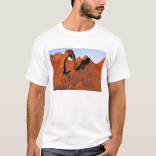 USA, Utah, Arches NP. Delicate Arch ist einer von T-Shirt