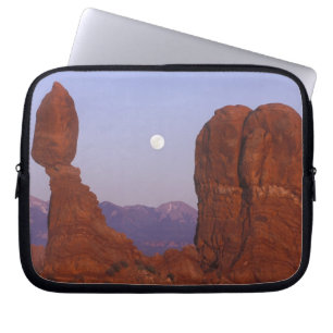 USA, Utah, Arches NP, Full Moon Rising at Laptopschutzhülle