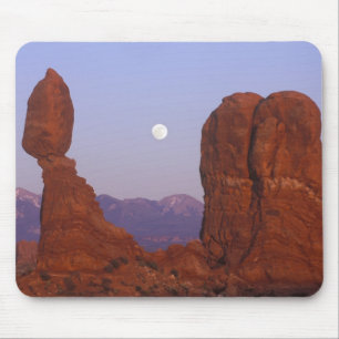 USA, Utah, Arches NP, Full Moon Rising at Mousepad