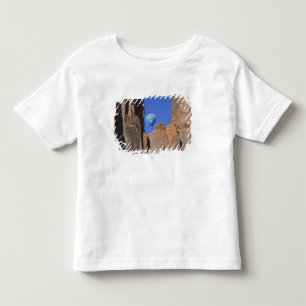 USA, Utah, Monument Valley. Ein Regenbogen-Heißluf Kleinkind T-shirt