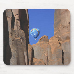 USA, Utah, Monument Valley. Ein Regenbogen-Heißluf Mousepad