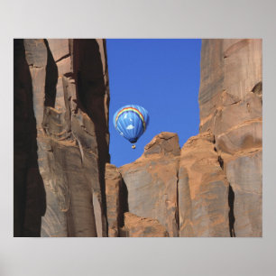 USA, Utah, Monument Valley. Ein Regenbogen-Heißluf Poster