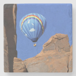 USA, Utah, Monument Valley. Ein Regenbogen-Heißluf Steinuntersetzer
