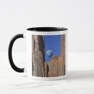 USA, Utah, Monument Valley. Ein Regenbogen-Heißluf Tasse