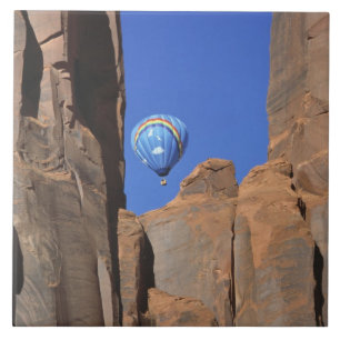 USA, Utah, Monument Valley. Regenbogen-Heißluft Fliese