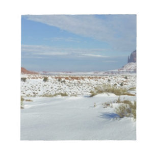 USA, Utah, Monument Valley. Salbei zeigt sich Notizblock