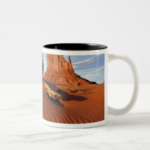 USA, Utah, Monument Valley. Windkreislauf Zweifarbige Tasse