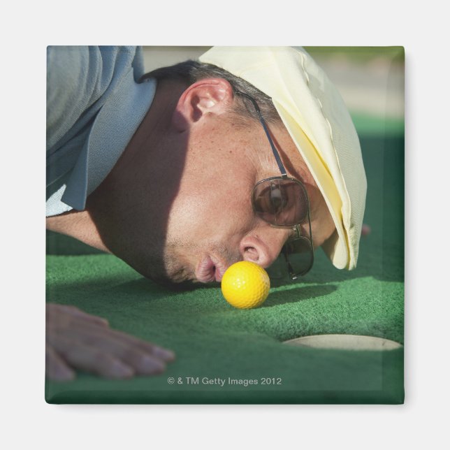 USA, Utah, Orem, Man bläst Luft, um Golf zu schieb Magnet (Vorne)