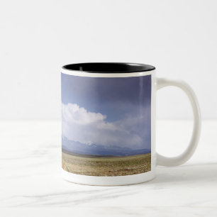 USA, Utah, Schotterwegüberfahrtlandschaft Zweifarbige Tasse