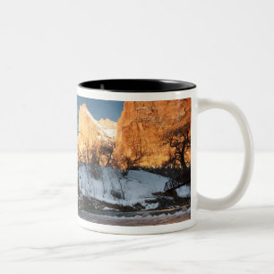 USA, Utah, Zion National Park. Bergsonnenaufgang Zweifarbige Tasse