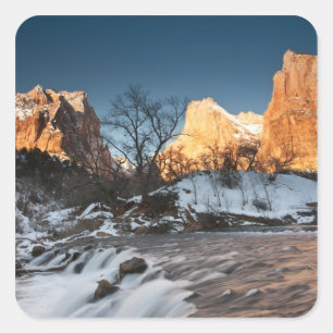 USA, Utah, Zion-Nationalpark. Bergsonneaufgang Quadratischer Aufkleber